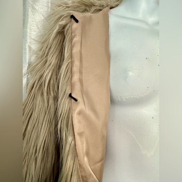 Lanshifei Cream Faux Fur Jacket - Picture 3 of 11